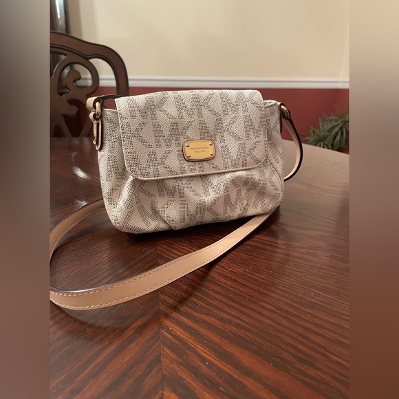 Mini Micheal Kors bag with beige and gold accents! - Picture 1 of 4